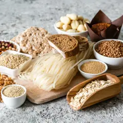 Vielfalt glutenfreier Lebensmittel: Reisnudeln, Buchweizen, Haferflocken, Quinoa, Bohnen und Reis. Hartweizen ist glutenfrei, eine gute Wahl!