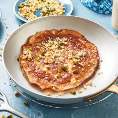 Herzhafter Pfannkuchen mit Weizenkleie, garniert mit gehackten Nüssen und Pistazien. Leckere weizenkleie rezepte herzhaft.