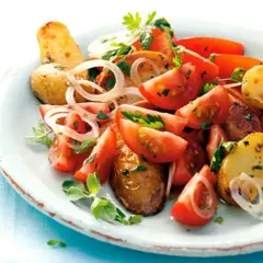 Tomaten-Kartoffel-Salat mit Zwiebeln und Kräutern, ein Beispiel für die vielseitige Majoran verwendung.
