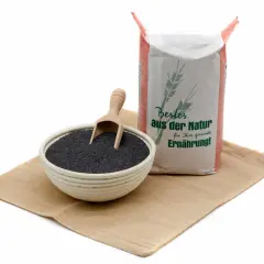 Schale mit Blaumohn und ein Sack "Bestes aus der Natur für Ihre gesunde Ernährung!". Die Blaumohn Wirkung ist vielfältig.