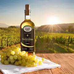 Flasche Vermentino-Essig, der aus Wein gewonnen wird, steht neben frischen Trauben vor einer sonnenbeschienenen Weinlandschaft.