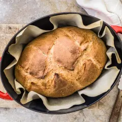 Frisch gebackenes Ruchbrot im Gusseisentopf, bereit für das Ruchbrot Rezept.