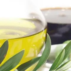 Olivenöl und dunkler Balsamico, eine köstliche Alternative zu Rotweinessig für Salate.
