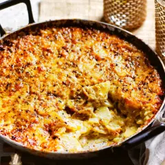 Herzhaft überbackene Kartoffeln mit Käse und Kräutern, die köstliche Verwendung von Oregano zeigt sich hier.