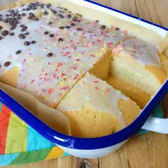 Ein saftiger Selterwasserkuchen, verziert mit Schokostreuseln und bunten Zuckerstreuseln. Dieses Tassenrezept ist ein Genuss!