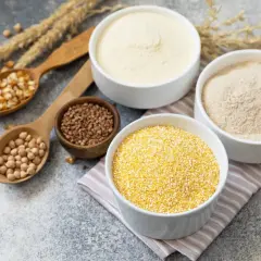 Schalen mit Maisgrieß, Buchweizen, Kichererbsen und Getreidepulver als parboiled weizen alternative.