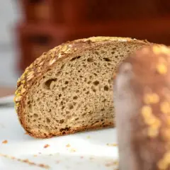 Ein Anschnitt von Vollkornbrot mit Haferflocken. Ist Brot ungesund? Dieses Brot sieht nahrhaft aus.