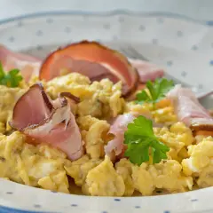 Rührei mit Speck und Petersilie, ein einfaches Gericht, das sich gut für verschiedene thymian rezepte eignet.