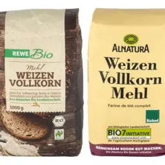 Vier Packungen Vollkornmehl, darunter Alnatura und Rewe Bio, die Stiftung Warentest überzeugen könnten.