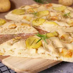 Eine köstliche Kartoffel-Focaccia mit Rosmarin und grobem Salz, frisch aus dem Ofen.