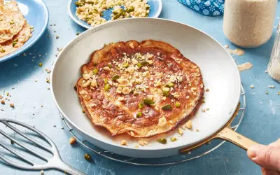 Herzhafter Pfannkuchen mit Weizenkleie, garniert mit gehackten Nüssen und Pistazien. Leckere weizenkleie rezepte herzhaft.
