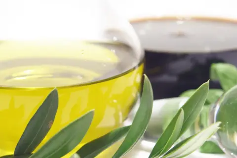 Olivenöl und dunkler Balsamico, eine köstliche Alternative zu Rotweinessig für Salate.