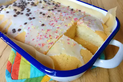 Ein saftiger Selterwasserkuchen, verziert mit Schokostreuseln und bunten Zuckerstreuseln. Dieses Tassenrezept ist ein Genuss!