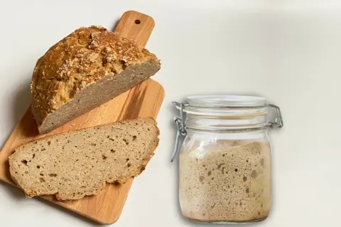 Glutenfreies Brot und Sauerteig im Glas. Hier siehst du, welche Mehle sind glutenfrei, wie Buchweizen oder Reis, für dein Brot.