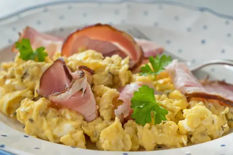 Rührei mit Speck und Petersilie, ein einfaches Gericht, das sich gut für verschiedene thymian rezepte eignet.