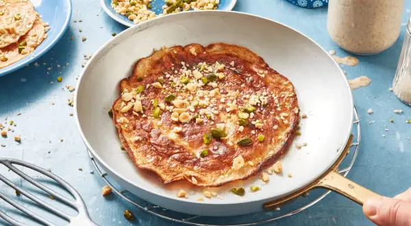 Herzhafter Pfannkuchen mit Weizenkleie, garniert mit gehackten Nüssen und Pistazien. Leckere weizenkleie rezepte herzhaft.
