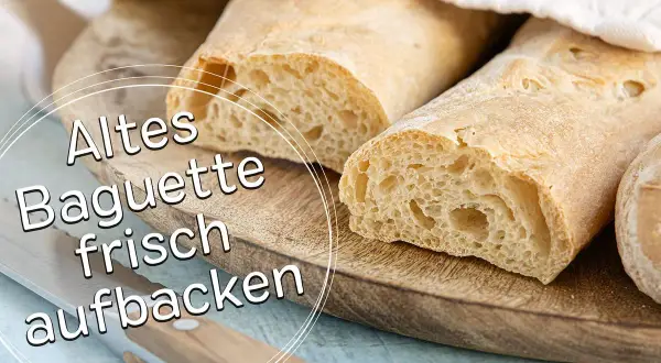 Frisch aufgebackenes Baguette, das zuvor eingefroren war. Ein Messer liegt daneben.