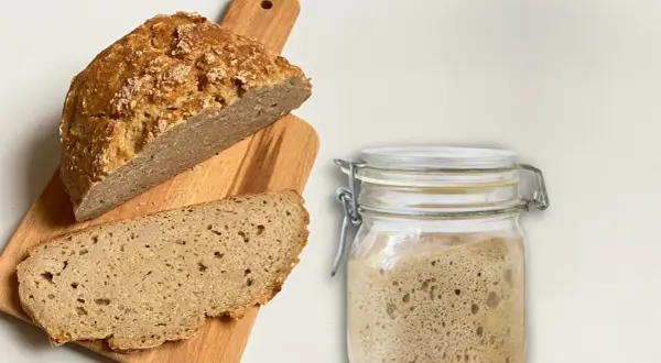 Glutenfreies Brot und Sauerteig im Glas. Hier siehst du, welche Mehle sind glutenfrei, wie Buchweizen oder Reis, für dein Brot.