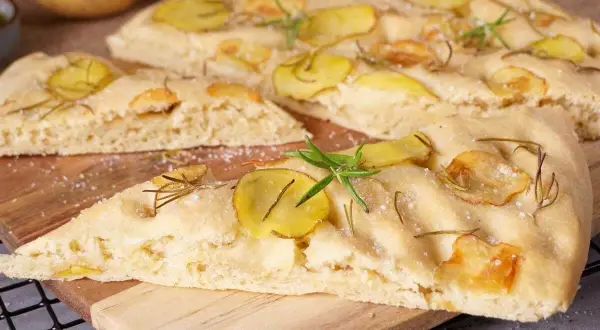 Eine köstliche Kartoffel-Focaccia mit Rosmarin und grobem Salz, frisch aus dem Ofen.