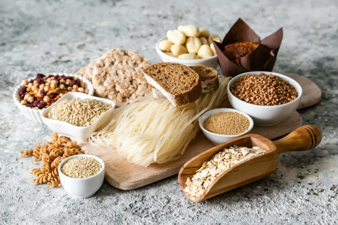 Vielfalt glutenfreier Lebensmittel: Reisnudeln, Buchweizen, Haferflocken, Quinoa, Bohnen und Reis. Hartweizen ist glutenfrei, eine gute Wahl!