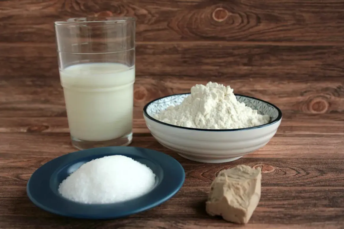 Milch, Mehl, Zucker und ein Stück Hefe liegen bereit. Die Grundzutaten für einen perfekten Hefeteig.