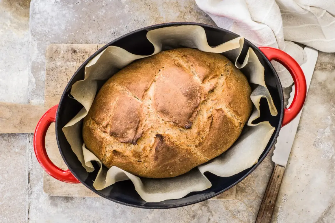 Frisch gebackenes Ruchbrot im Gusseisentopf, bereit für das Ruchbrot Rezept.