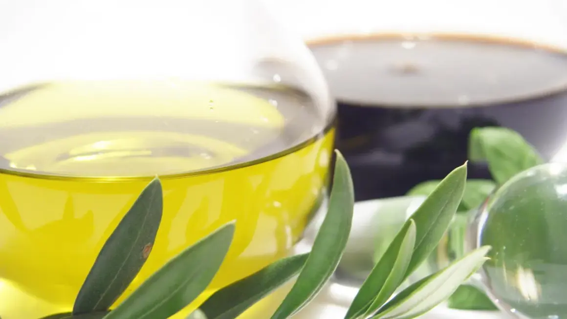 Olivenöl und dunkler Balsamico, eine köstliche Alternative zu Rotweinessig für Salate.
