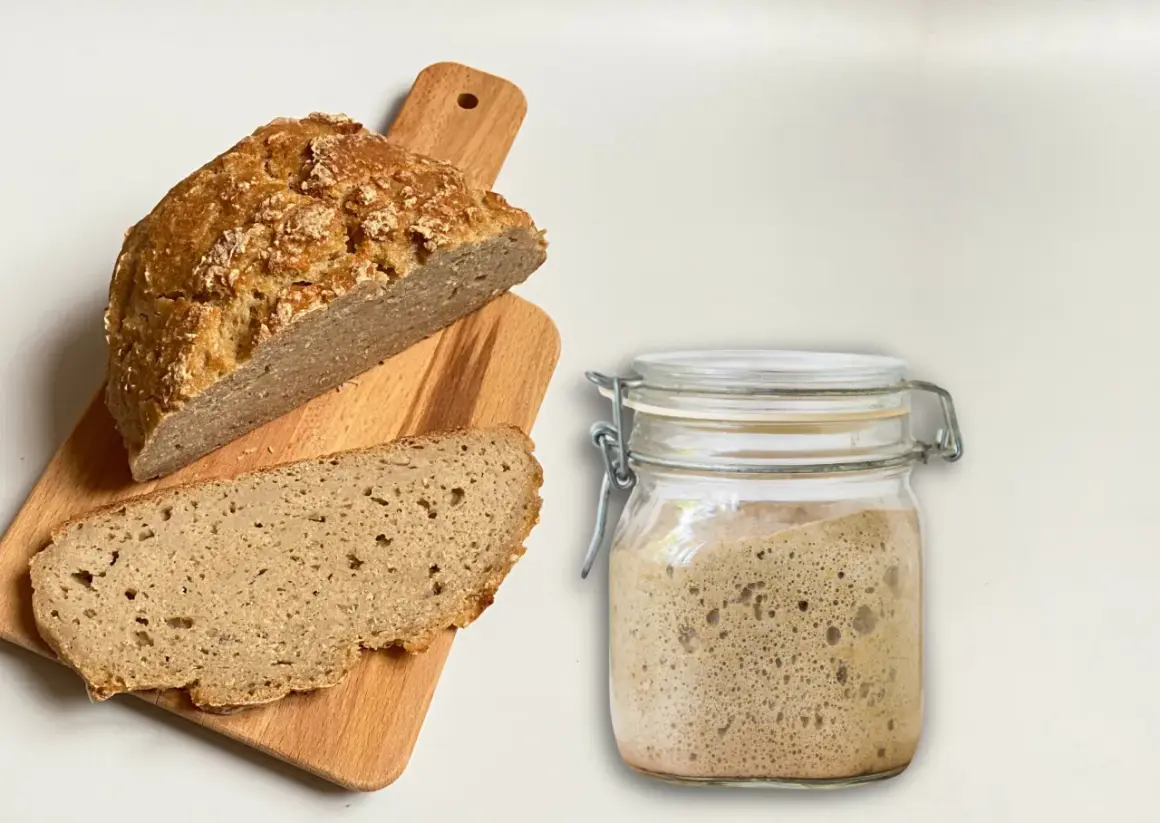 Glutenfreies Brot und Sauerteig im Glas. Hier siehst du, welche Mehle sind glutenfrei, wie Buchweizen oder Reis, für dein Brot.