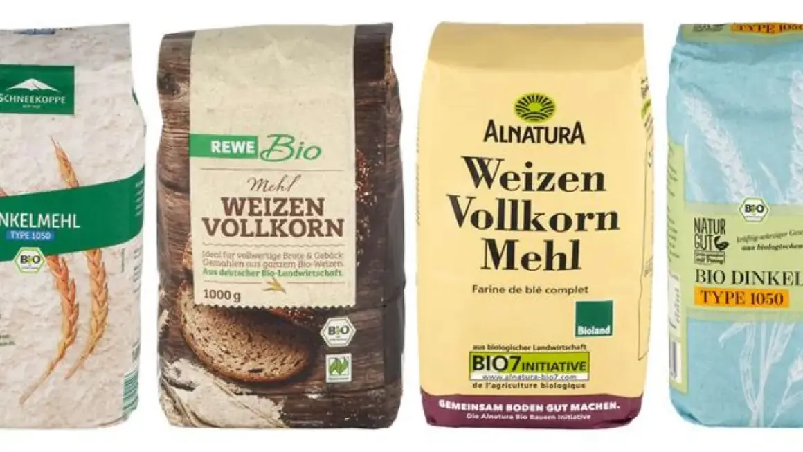 Vier Packungen Vollkornmehl, darunter Alnatura und Rewe Bio, die Stiftung Warentest überzeugen könnten.