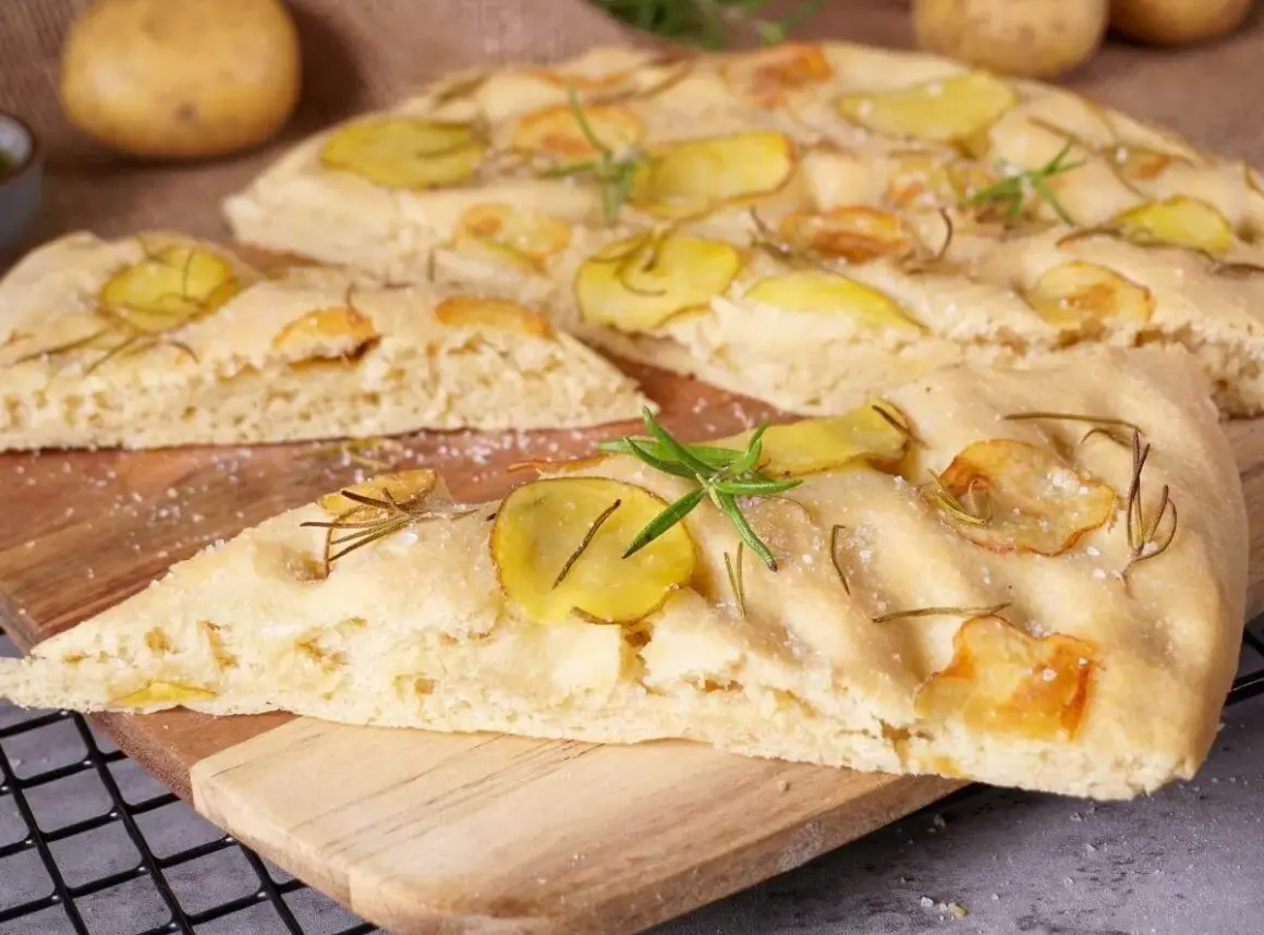 Eine köstliche Kartoffel-Focaccia mit Rosmarin und grobem Salz, frisch aus dem Ofen.