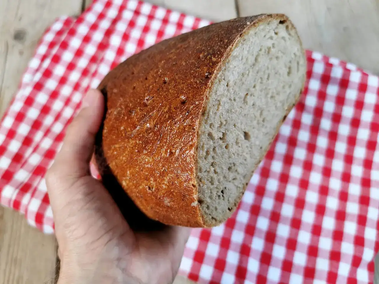 Genetztes Brot selber backen - so gelingt die glänzende Kruste