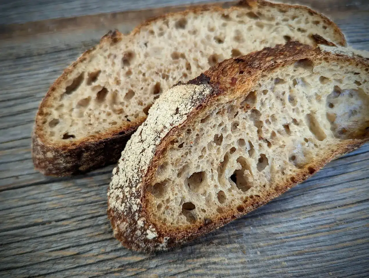 Landbrot backen mit Weizen und Roggen - Rezept und Tipps