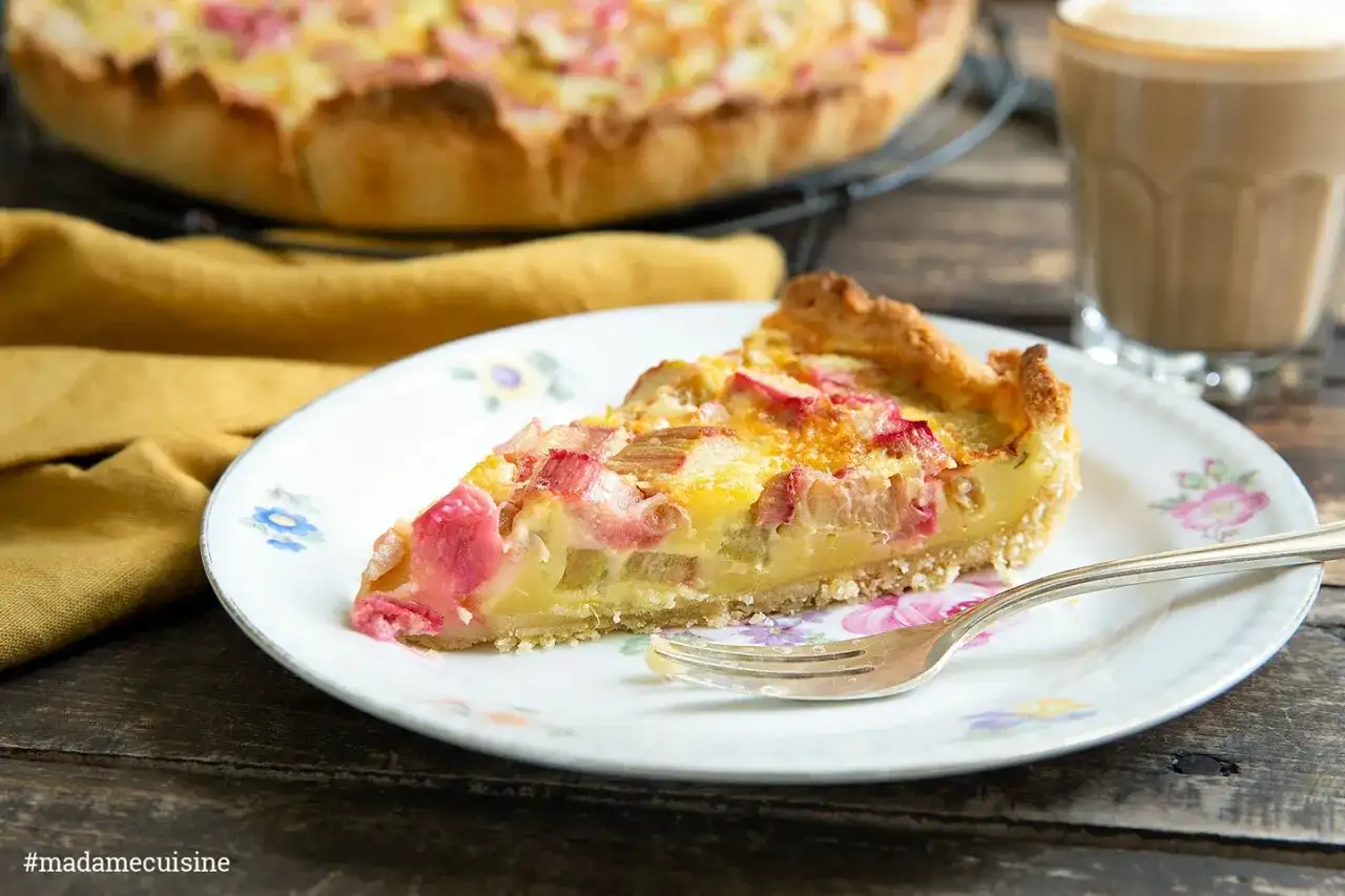 Rhabarber-Rahm-Kuchen mit knusprigem Boden und Rahmguss