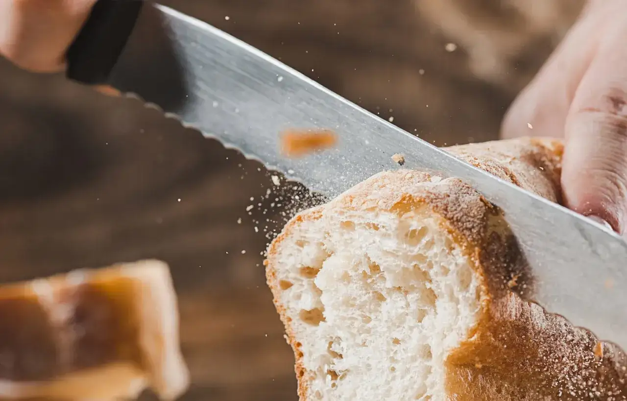 Ein Messer schneidet ein knuspriges Brot an. Die Kr&uuml;mel fliegen. Was bedeutet msp beim Backen?