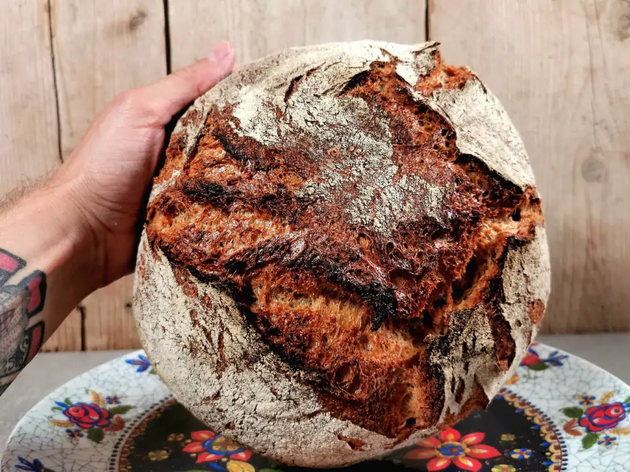 Herzhaftes Brot mit Weizenkleie, frisch gebacken und auf einem bunten Teller präsentiert. Perfekt für herzhafte weizenkleie rezepte.