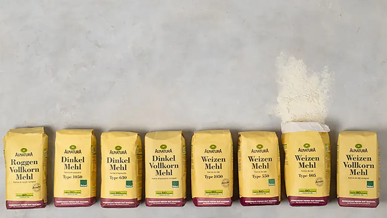 Reihe von Alnatura Mehltüten: Roggen, Dinkel und Weizen in verschiedenen Sorten. Was ist Mehl? Fein gemahlenes Getreide, die Grundlage für Brot und Gebäck.