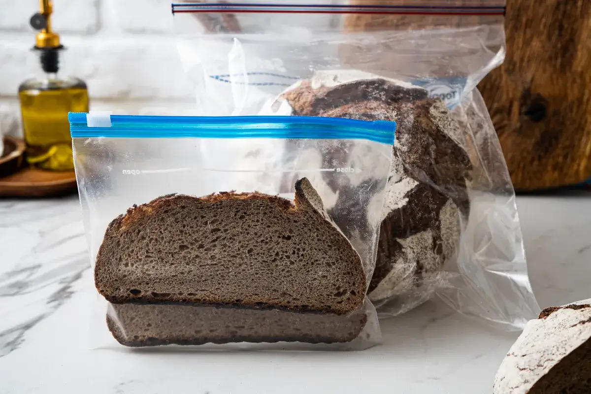 Brot in Gefrierbeuteln, bereit zur Lagerung. Man kann Brot zweimal einfrieren, um es frisch zu halten.