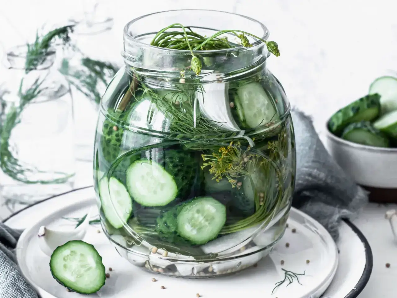 Einmachglas mit Gurken, Dill und Knoblauch. Dillsamen verwendung für würzige Gurken.