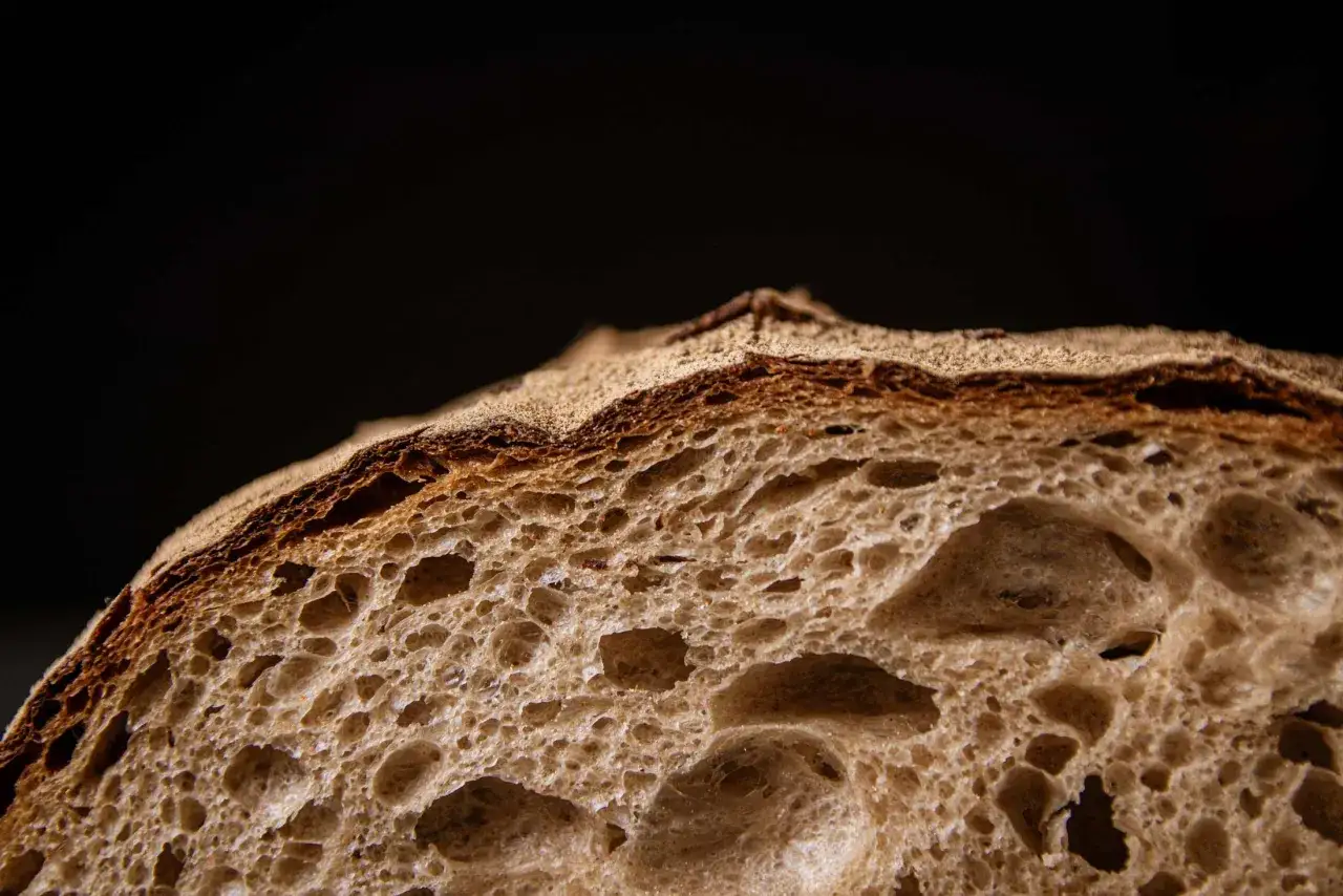Nahaufnahme einer Brotkruste mit gro&szlig;er Porung, die an ein Sylter Brot Rezept erinnert.