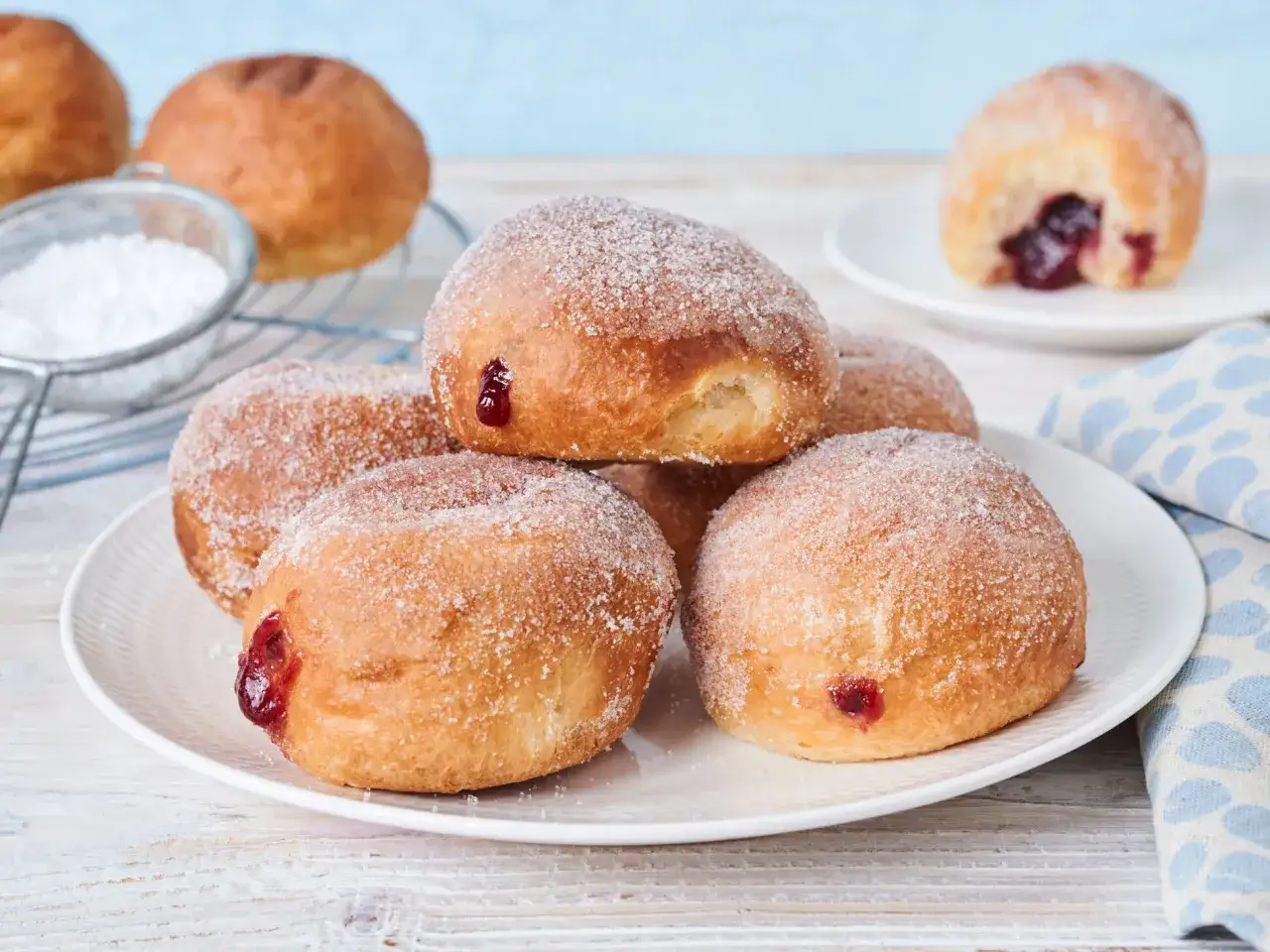 Süße Karneval Berliner mit Marmeladenfüllung, bestreut mit Zucker. Ein Fest für die Sinne!