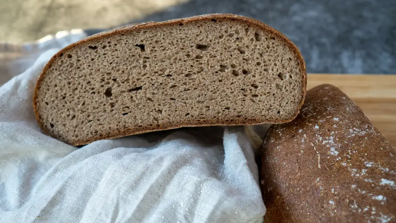 Schnittbrot auf Leinentuch. Die Frage, welche Mehle sind glutenfrei, wird hier nicht beantwortet, aber das Brot sieht lecker aus.