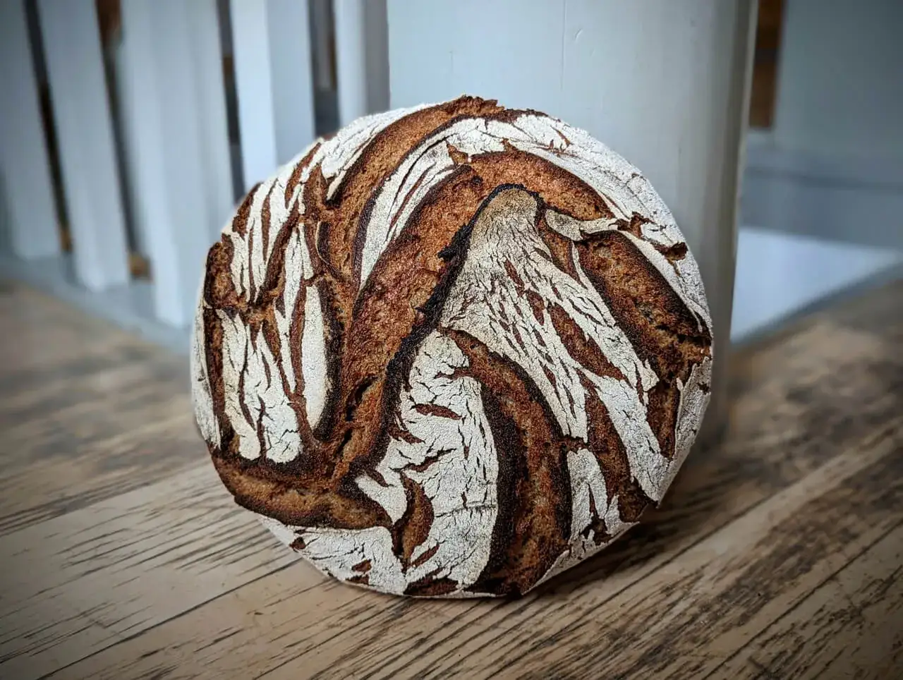 Ein rustikales Landbrot mit knuspriger Kruste und tiefbrauner Farbe, perfekt für ein authentisches Landbrot Rezept.