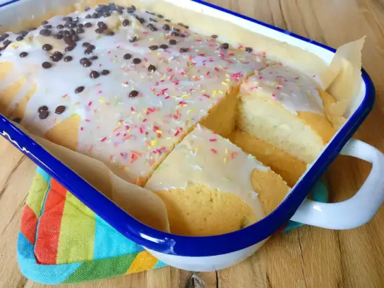 Selterwasserkuchen vom Blech - lockeres Tassenrezept