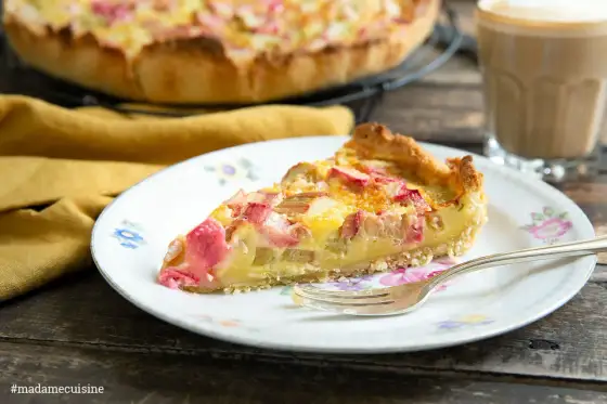 Rhabarber-Rahm-Kuchen mit knusprigem Boden und Rahmguss