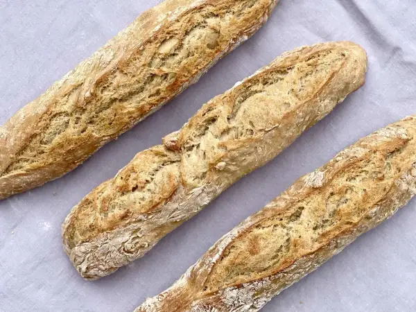 Drei frisch gebackene Baguettes, die Lust machen, Baguette selber machen. Knusprige Kruste und luftige Krume.