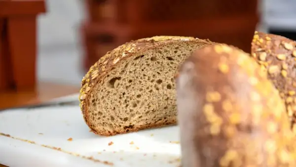 Ein Anschnitt von Vollkornbrot mit Haferflocken. Ist Brot ungesund? Dieses Brot sieht nahrhaft aus.