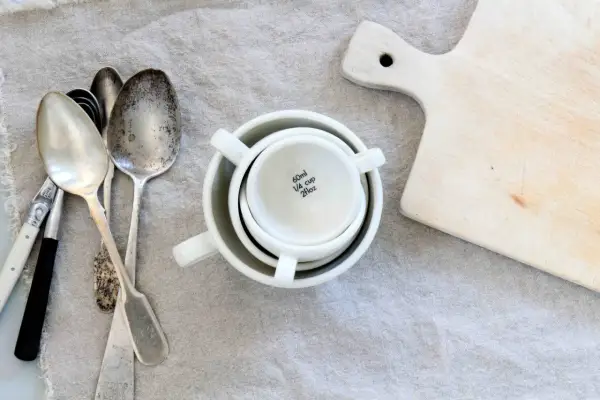 Messbecher und Löffel liegen bereit. Was bedeutet msp beim Backen? Wahrscheinlich "Messbecher pro", um präzise Zutaten abzumessen.